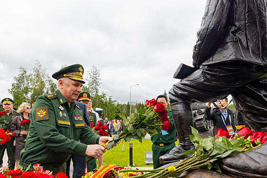 Памятники союзникам СССР времен Второй мировой войны открыли у Главного храма ВС РФ