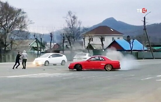 Во Владивостоке лихач устроил дрифт на дороге
