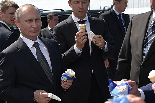 Путин на МАКСе: мороженое с "чаем"
