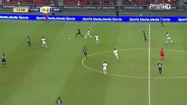Футболист «Интера» забил гол в свои ворота с центра поля