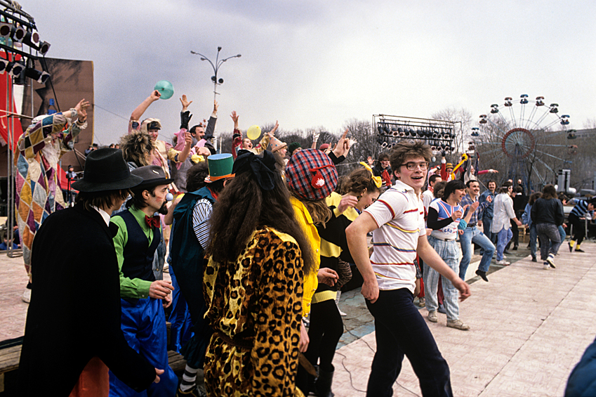 Народные гуляния в День смеха в Центральном парке культуры и отдыха имени Горького, 1989 год
