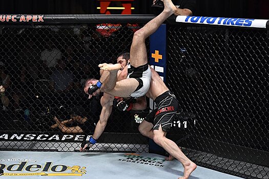 Ислам Махачев досрочно удушающим приёмом победил Тиаго Мойзеса на UFC Вегас 31, видео боя