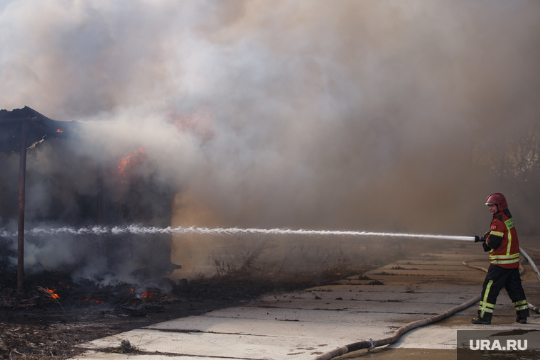 В Челябинске горит расселенный дом
