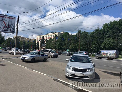 В Твери после аварии водитель убежал из машины