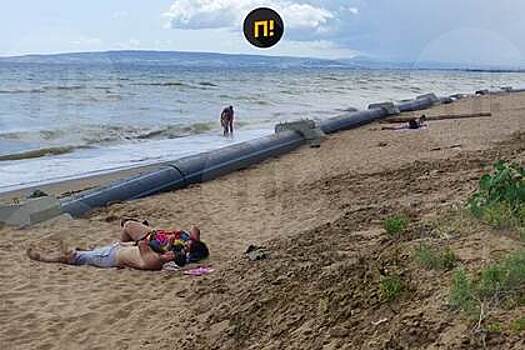 Канализационная труба посреди пляжа в Крыму возмутила отдыхающих россиян