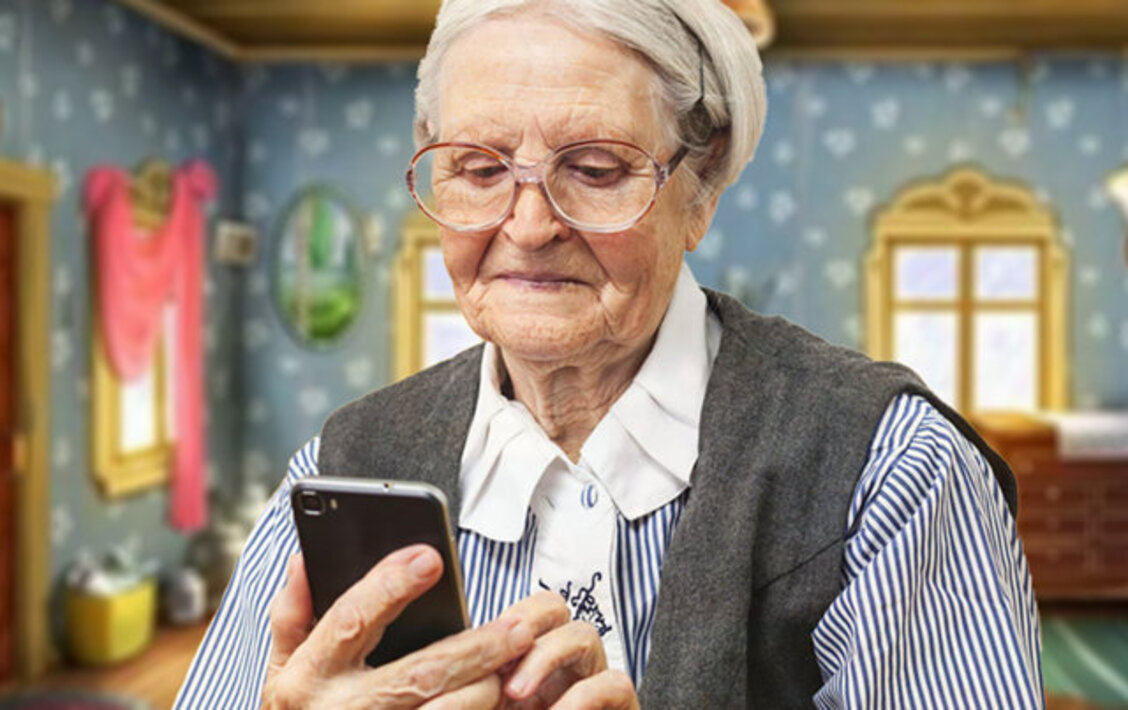 Телефон для пенсионеров 2024. Бабушка со смартфоном. Пенсионерка со смартфоном. Пожилая женщина со смартфоном. Телефон для пожилых людей.