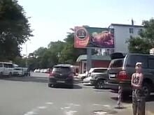 Во Владивостоке автохамы не давали ребенку перейти дорогу