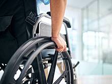 В доме российского города повесили цепь на пандус и объяснили это воспитательными целями