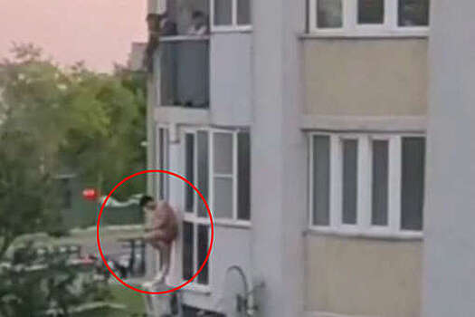 Shot: в Липецке голый мужчина спасался от толпы преследователей, убегая по балконам
