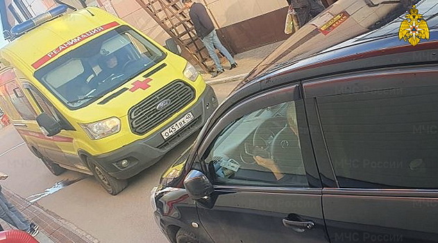 Шестилетний мальчик попал под колеса машины во дворе дома