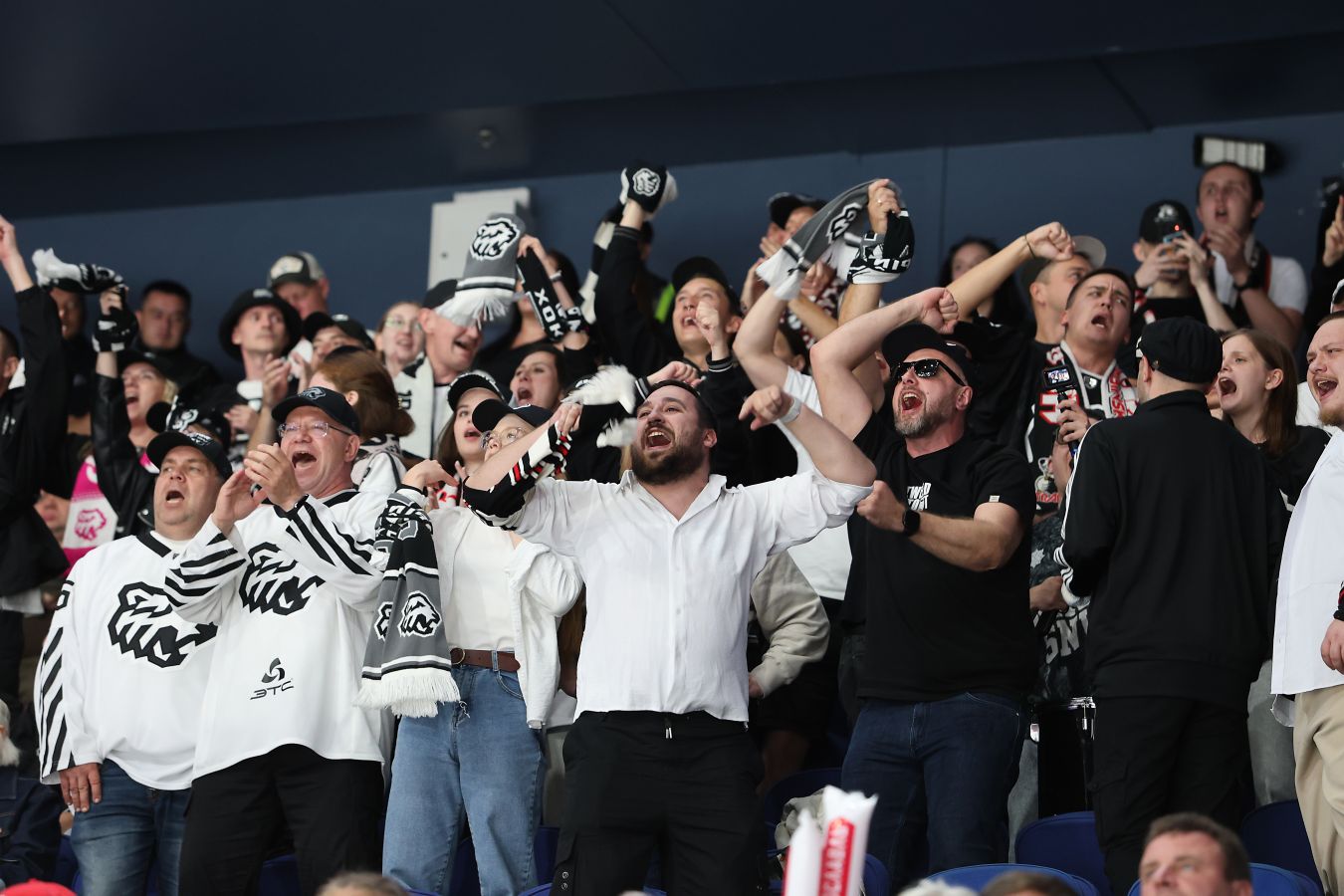 Ведущему «Поля чудес» Леониду Якубовичу подарили шапку и шарф «Трактора»