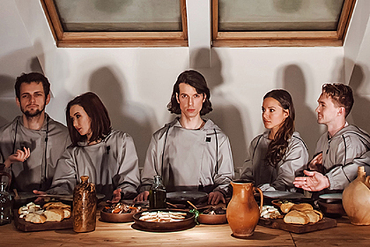 Потайной театр предлагает эротические танцы в душе, исполнение желаний и ужин