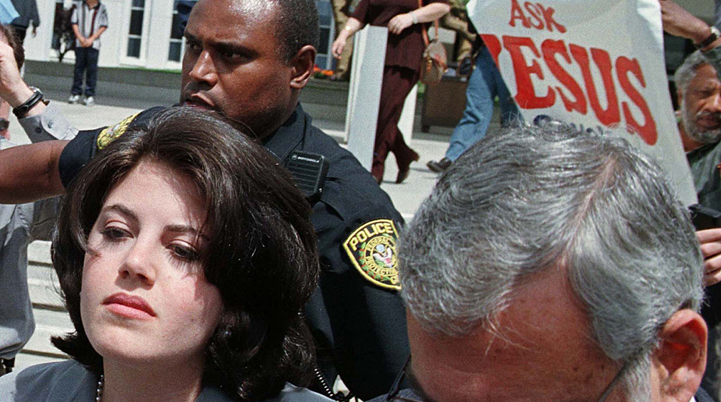 Моника Левински со своим адвокатом после посещения офиса ФБР в Лос-Анджелесе, 1998 год