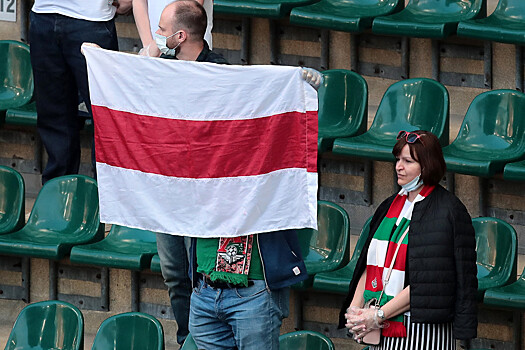 В Москве на стадионах полиция задерживает фанатов с красно-белым флагом Беларуси