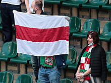 В Москве на стадионах полиция задерживает фанатов с красно-белым флагом Беларуси