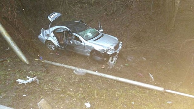 Mercedes перелетел через ограждение и перевернулся в кювете под Горячим Ключом