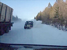 Страшное лобовое столкновение легковушки с фурой в Иркутской области: видео