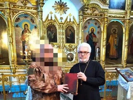 В самарский храм передали старинную библию, найденную в руинах разрушенного дома в ЛНР