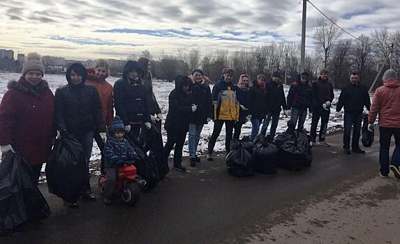 Территорию Молжаниновского очистили от мусора около 100 человек