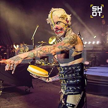 Барабанщик Rammstein бросил торт в российского туриста во время новогоднего концерта: фото