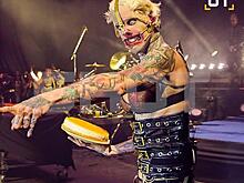 Барабанщик Rammstein бросил торт в российского туриста во время новогоднего концерта: фото