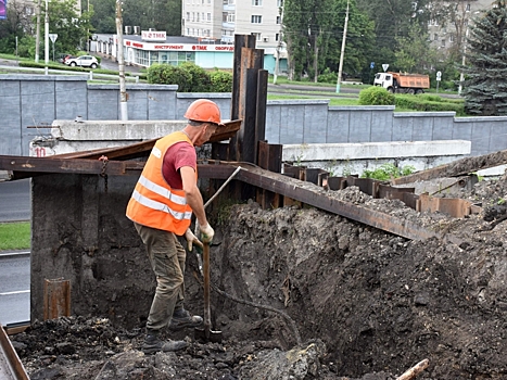 В Пензе на улице 8 Марта продолжается ремонт подпорной стенки
