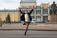 Артисты театра оперы и балета подарили Челябинску на день рождения уличный спектакль