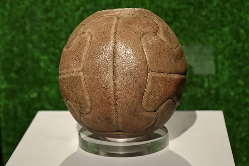 Uruguay 1930 — Tiento был одним из двух мячей финального матча между сборными Аргентины и Уругвая. В то время официального мяча еще не было, поэтому команды играли попеременно своими спортивными снарядами. После первого тайма Аргентина вела 2:1 