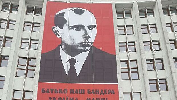 Баннер с Бандерой вывесили на здании администрации в Тернополе