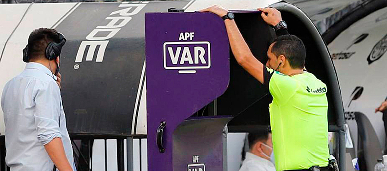 Система VAR: как букмекерские конторы трактуют ставки на видеопросмотры в футболе
