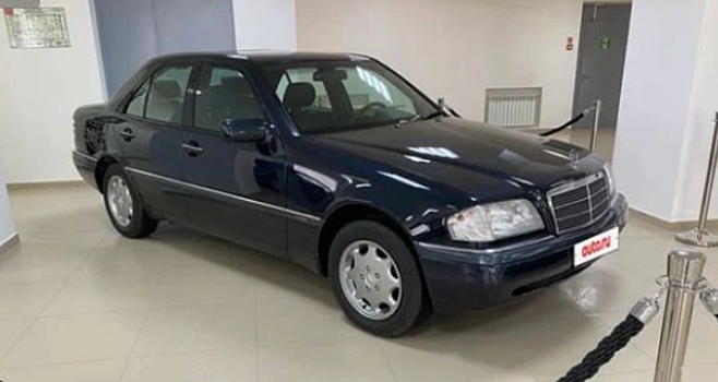 В РФ продают Mercedes C-Class 1995 года с пробегом 9500 км