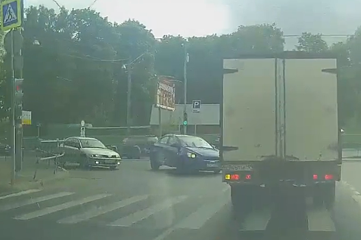 Лихой маневр легковушки привел к лобовому столкновению на востоке Москвы