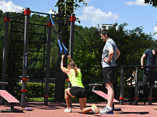 «Удобнее заниматься спортом, чем выкурить сигарету». Как турники и тренажеры меняют жизнь москвичей