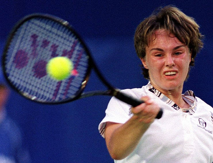 В 1994-м 13-летняя Хингис выиграла юниорский Уимблдон и снова установила рекорд по возрасту. В юности она часто выступала в парном разряде с Анной Курниковой.   К июню 1995 года Хингис, ставшая профессионалом, вошла в двадцатку лучших теннисисток мира. 