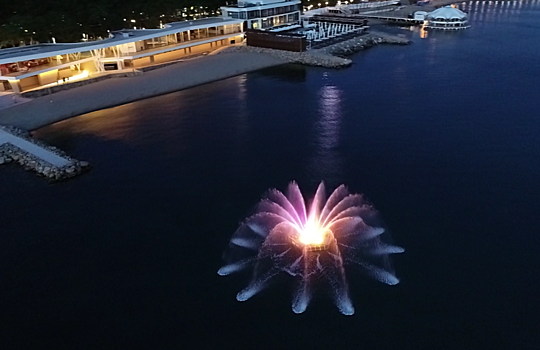 В Геленджике установили морской светомузыкальный фонтан