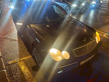 В Самаре Mercedes сбил двух девочек, переходивших дорогу на "зеленый"