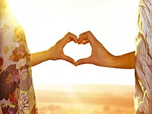 Эксперты объяснили тренд на отношения мужчин с женщинами постарше