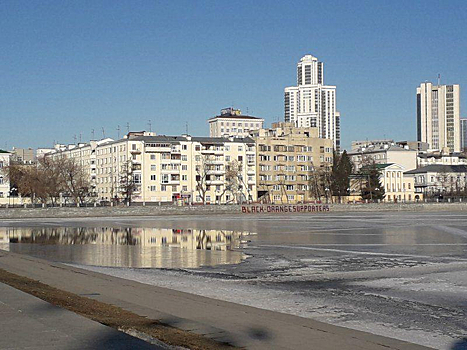 В Екатеринбурге вандалы испортили набережную, восстановленную после ошибки мэрии