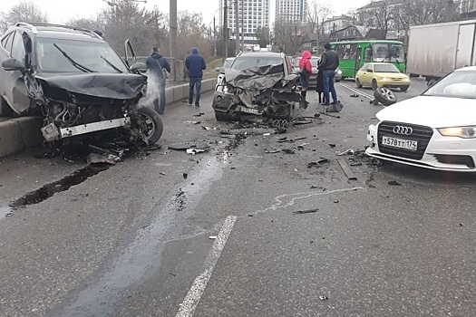 В Екатеринбурге в массовом ДТП Lexus лишился колеса