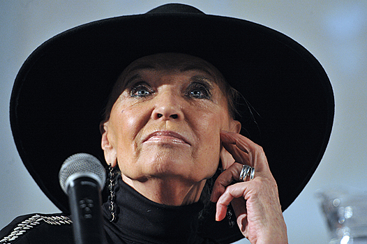 Памятника нет, ваза упала: что стало с могилой Светличной через год после похорон