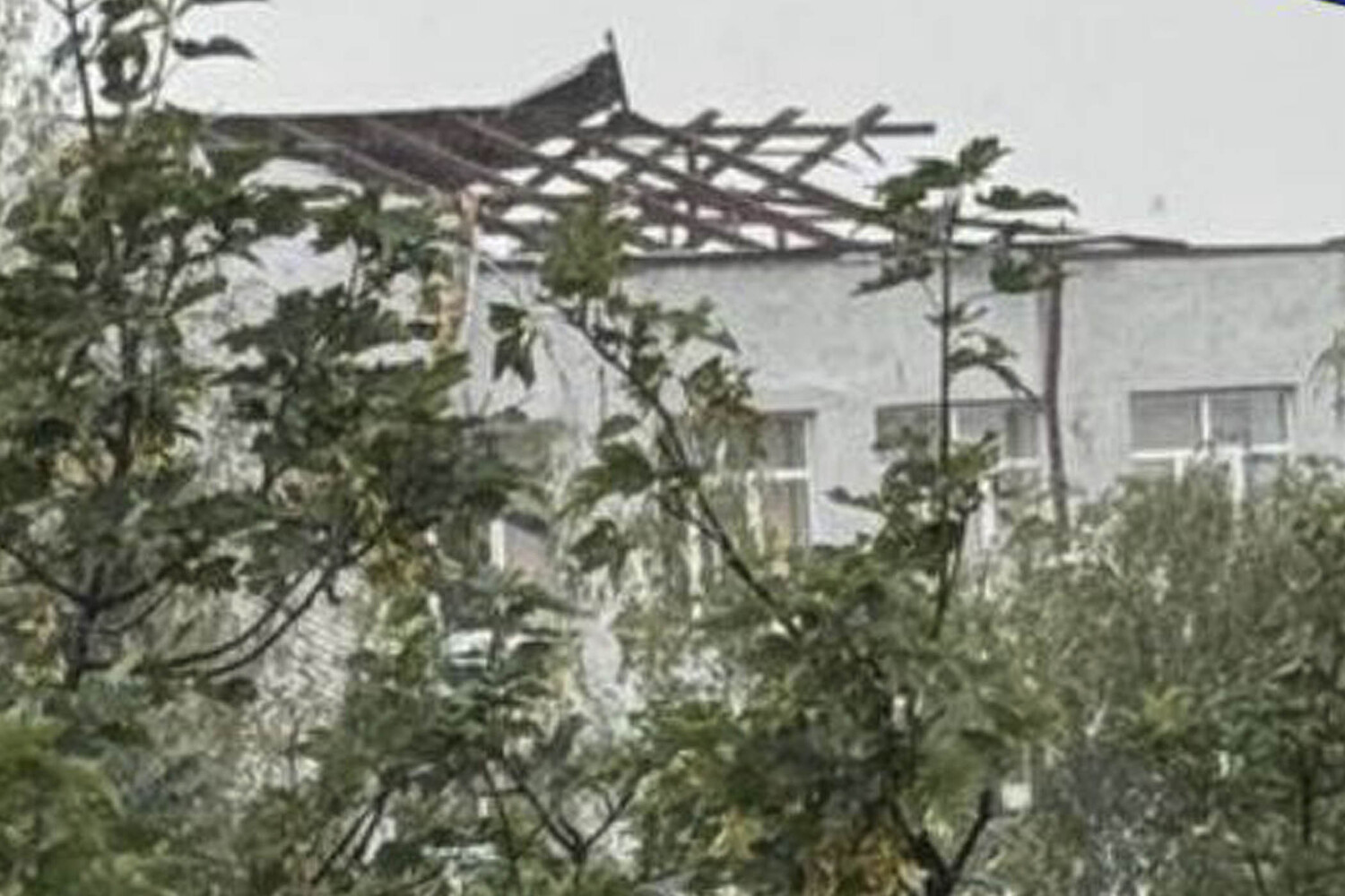 В Беслане сильный ветер сорвал со школы часть кровли