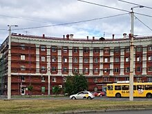 Здания на площади Гагарина в Петрозаводске покрасили в красно-коричневый и украсили колоннами