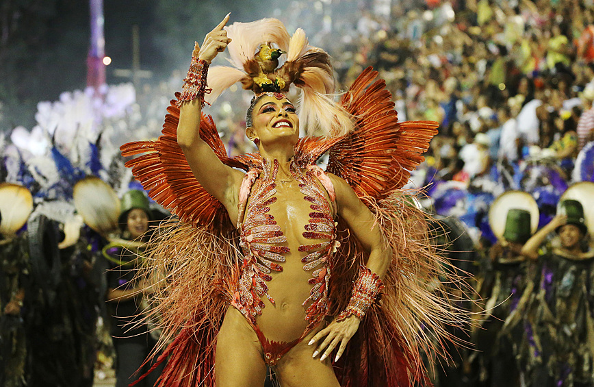 В Бразилии проходит знаменитый карнавал. По прогнозам мэрии Рио-де-Жанейро в этом году в танцевальных шествиях примут участие около 7 млн человек, в числе которых около 1,5 млн туристов  