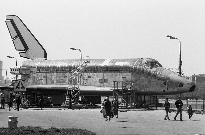 Советский космический корабль многоразового использования "Буран", выставленный на территории Центрального парка культуры и отдыха имени Максима Горького, 1994 год