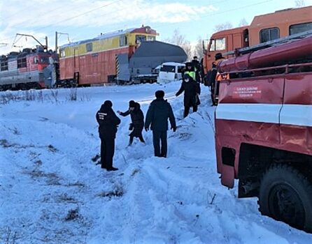 Автомобиль с детьми попал под колеса снегоуборочного поезда на Алтае