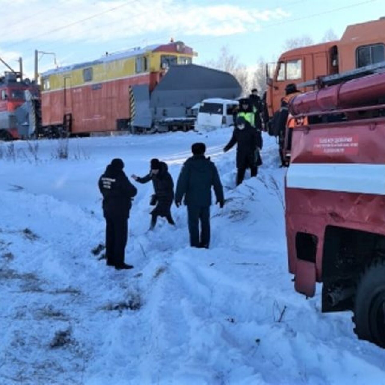 Автомобиль с детьми попал под колеса снегоуборочного поезда на Алтае -  Рамблер/авто