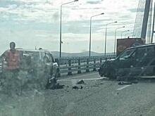 Автоледи снесла автомобиль дорожных рабочих на Русском мосту