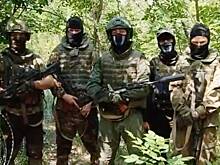 Бойцы СВО с оружием в руках обратились к мигрантам