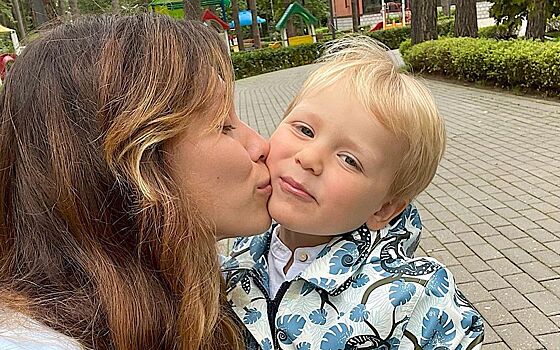 Family look: Тодоренко с 2-летним сыном от Топалова прогулялись в одинаковых тренчах