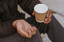 Жители Благовещенска переживают за мужчину без ног, сидящего на улице
